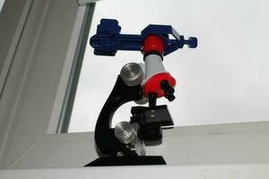 microscopio para tomando biológico muestras foto