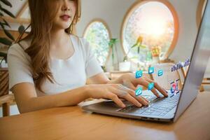 hermosa mujer utilizando ordenador portátil en el cafetería. analista trabajando con negocio analítica y datos administración sistema en computadora conectado a base de datos. finanzas, operaciones, ventas, marketing, kpi. foto