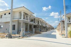 Construcción de nueva casa residencial en progreso en el desarrollo de la urbanización del sitio de construcción foto