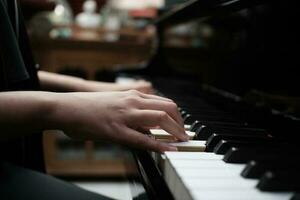 hermosa asiático niña aprender a jugar piano. foto