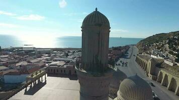 aérien vue de une magnifique mosquée par le route et le mer video