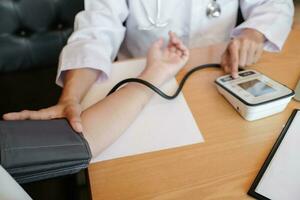 médico comprobación paciente arterial sangre presión. salud cuidado foto