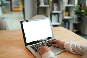 mujer trabajando por utilizando ordenador portátil blanco pantalla computadora . manos mecanografía en un tecnología de teclado comercio electrónico concepto. foto