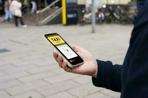 hombre en céntrico ciudad calle ordenando Taxi utilizando inteligente teléfono aplicación reserva Taxi utilizando solicitud en línea en inteligente teléfono foto