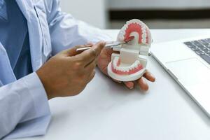 dentista examinando un paciente dientes médico tratamiento a el dental clínica. foto