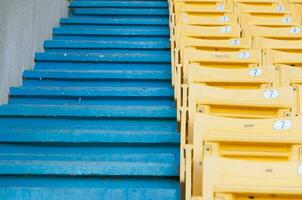 vacío amarillo asientos a estadio,filas pasarela de asiento en un fútbol estadio foto