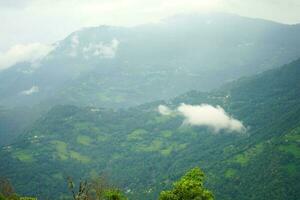 himalaya montaña rango desde pulmonchok excéntrico pueblo foto