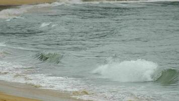 schön tropisch Strand Hintergrund. schleppend Bewegung Filmaufnahme, azurblau Meer Welle rollen an Land. Tourismus und Reise Konzept video