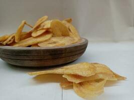 plátano papas fritas aislado en blanco antecedentes foto