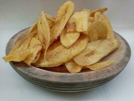 plátano papas fritas aislado en blanco antecedentes foto