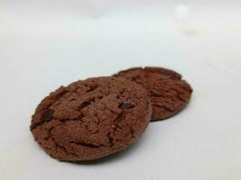 chocolate chip galletas con avellanas, aislado en blanco antecedentes foto