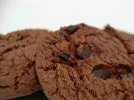 chocolate chip galletas con avellanas, aislado en blanco antecedentes foto