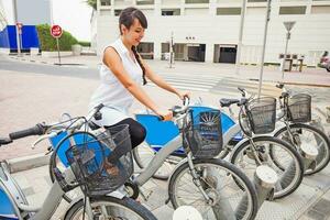 joven mujer montando un bicicleta foto