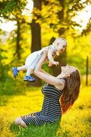 joven madre con su bebé foto