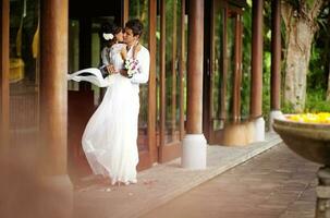 Pareja en teir exótico Boda día en bali foto