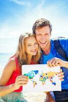 caucásico Pareja en el playa foto