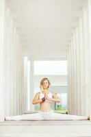 mujer haciendo yoga asana anjaneyasana en un espacioso estudio foto