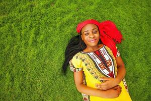 africano niña en tradicional vestir en un pastos foto