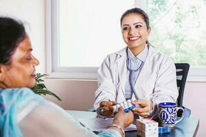 indio médico consultante un mayor paciente foto