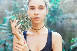 mujer meditando en sagrado geometría foto