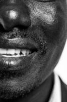 hombre negro sonriendo