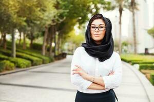 hermosa mezclado corrió musulmán mujer en un calle de dubai ciudad foto