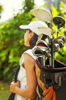 hermosa joven mujer como un golf jugador foto