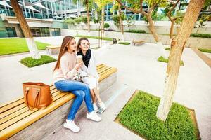 dos muchachas tomando selfie en un parque foto