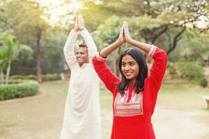 dos indio personas haciendo yoga en el parque foto