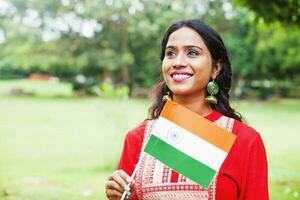 indio mujer en étnico ropa participación indio bandera en nacional celebracion independencia día foto
