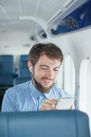 hombre disfrutando su viaje por avión foto