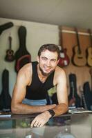 hombre trabajando como vendedor en un música Tienda foto