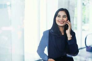 asiático mujer de negocios en el teléfono foto