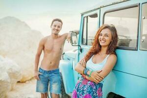 joven hippies relajante y posando cerca y su coche foto