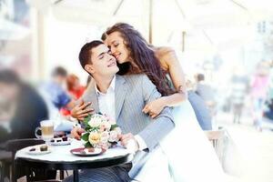 Pareja en restaurante al aire libre en un calle foto