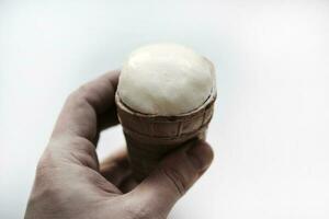 un hielo crema cono en el joven del hombre mano. delicioso hielo crema en tu mano. foto