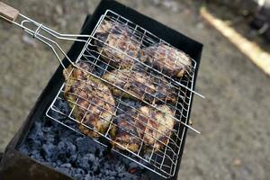 A la parrilla Cerdo en el parrilla. fritura carne en el parrilla. carne en un hierro malla. foto