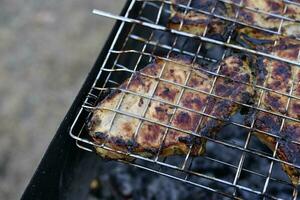 A la parrilla Cerdo en el parrilla. fritura carne en el parrilla. carne en un hierro malla. foto