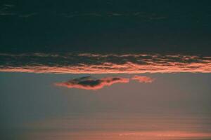 oscuro noche cielo, suave enfocar. vistoso nublado cielo a puesta de sol. cielo textura, resumen naturaleza antecedentes foto