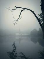 místico paisaje con niebla y un antiguo castillo foto