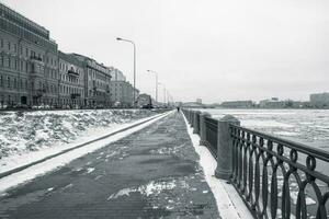 vacío invierno terraplén en Santo Petersburgo con un ver de el norte foto