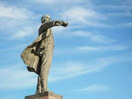 Monumento a Lenin en el antecedentes de azul cielo foto