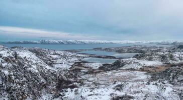 ártico invierno montaña difícil de alcanzar lagos del Norte fauna silvestre. kola península. teriberka. foto