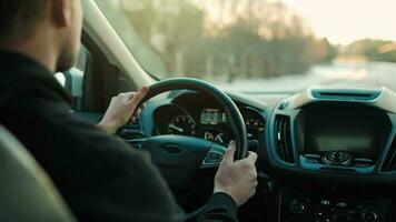 Mann fährt ein Auto entlang das Straße, das Rahmen Sonne scheint im das Windschutzscheibe video