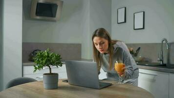 vrouw staand in huis knus keuken gebruik laptop Doen freelance werk, chatten met iemand, beantwoorden e-mail. concept van afgelegen werk video