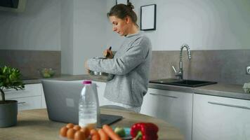 donna guardare ricetta in linea mentre cucinando video