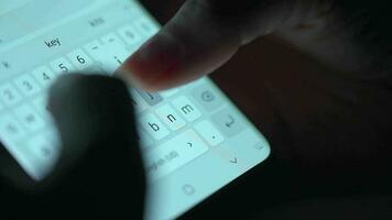 hembra manos mecanografía texto en teléfono inteligente de cerca. utilizando teléfono inteligente cerca arriba en el noche video