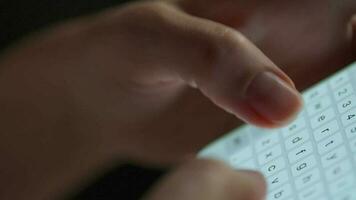 hembra manos mecanografía texto en teléfono inteligente de cerca video