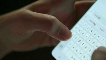 fêmea mãos digitando texto em Smartphone fechar-se video
