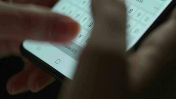 femmina mani digitando testo su smartphone avvicinamento video